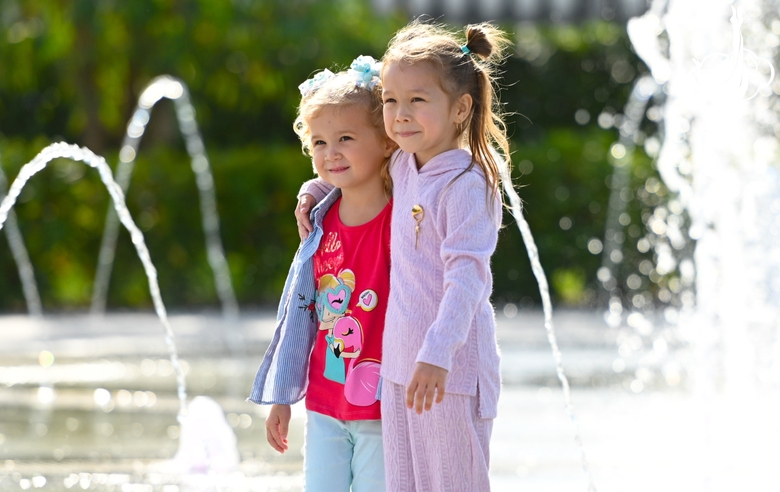 Young guests of the Academy at the fountain