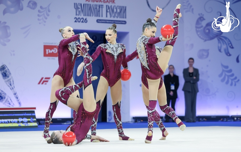 Сборная субъектов РФ во время упражнения с мячами