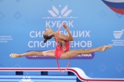 Яна Заикина во время упражнения с обручем