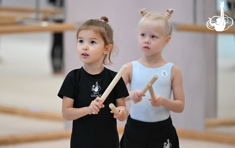 Дошкольницы Академии во время занятия ритмикой