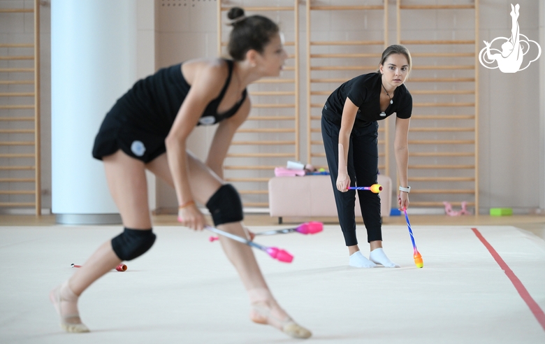 Arina Averina and Karolina Tarasova during training