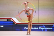 Каролина Пахтусова во время упражнения с обручем