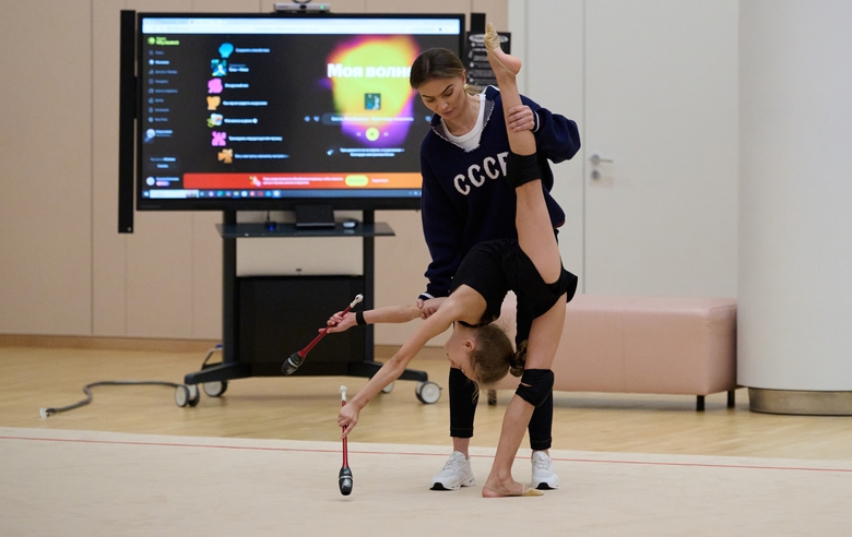 2 октября 2026 года. Олимпийская чемпионка Алина Кабаева и Алиса Шунина во время тренировки в Академии