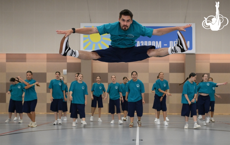 Alla Dukhova's dance studio TODES intensive course participants during a flash mob
