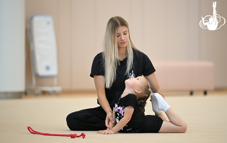 Юные гимнастки во время первых занятий под руководством Елизаветы Зорькиной