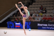 Ангелина Ипатова во время упражнения с мячом