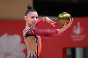 Арина Ковшова во время упражнения с мячом