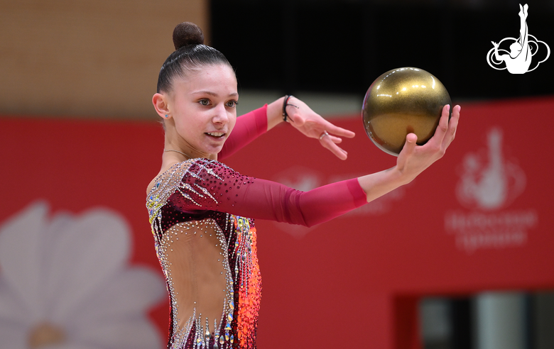 Арина Ковшова во время упражнения с мячом