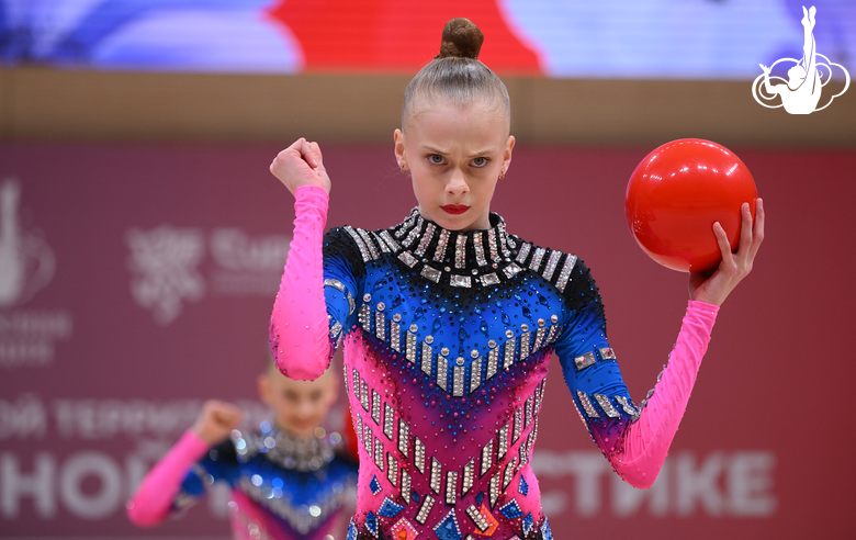 Групповички Академии во время упражнения с мячами