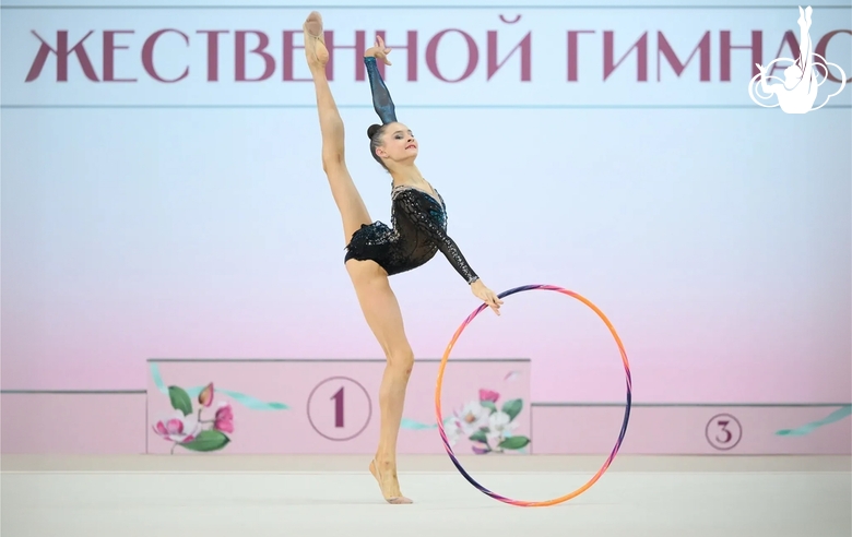 Яна Сакович во время выполнения упражнения с обручем