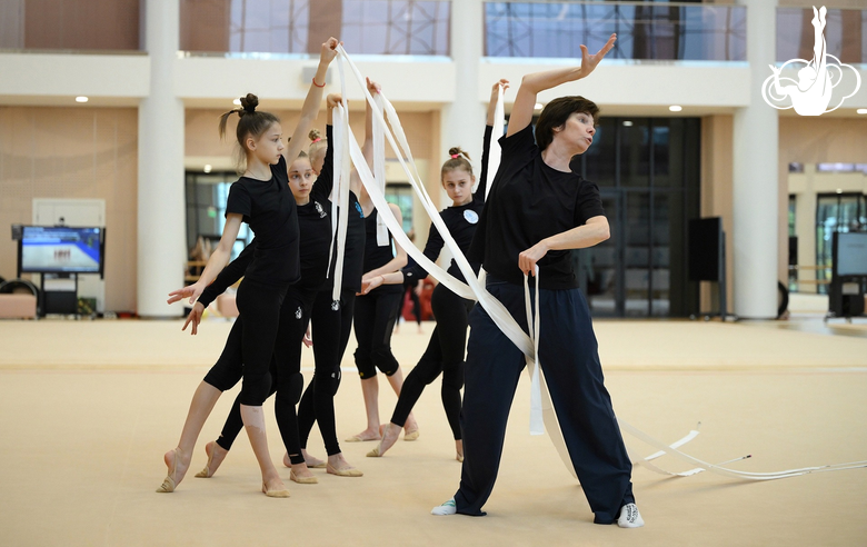 Групповички Академии с хореографом Ириной Зеновкой во время упражнения с лентами