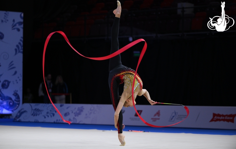 Александра Борисова во время упражнения с лентой