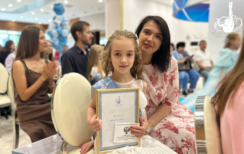 Гимнастка с мамой во время выпускного