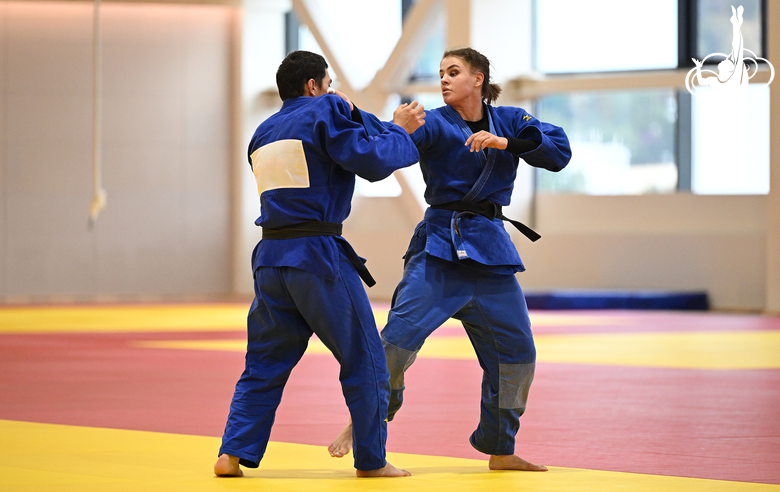 Participants in the training camp discuss their plans and training conditions at the Martial Arts Academy