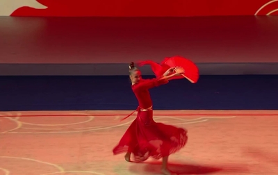 В номере «Чаша вина» — исполнительница Инь Сюмэй и гимнастки из России!