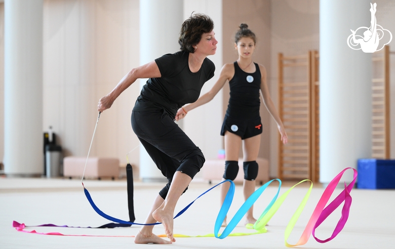 Choreographer Irina Zenovka and Karolina Tarasova during the workout