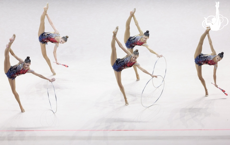 Команда Москвы во время упражнения с обручами и булавами