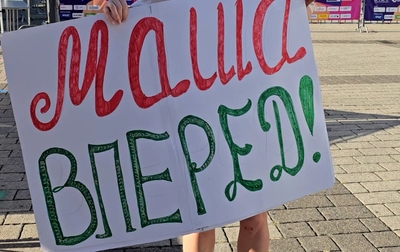Плакаты для наших гимнасток на финале личного многоборья чемпионата мира от болельщиков из России!