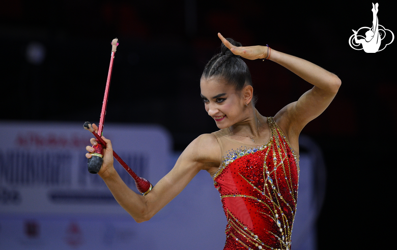 Анна Вакуленко во время упражнения с булавами