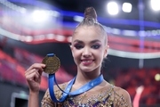 Ксения Савинова с медалью после церемонии награждения