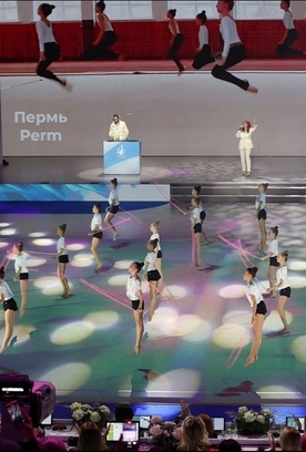 A flashmob with the participation of Olympic champions completed the first competitive day of Sky Grace