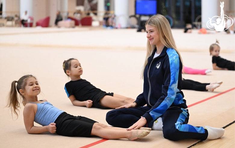 Тренер Елизавета Зорькина и юные гимнастки во время тренировки