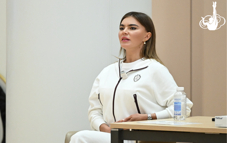 Олимпийская чемпионка Алина Кабаева во время тренировки в Академии