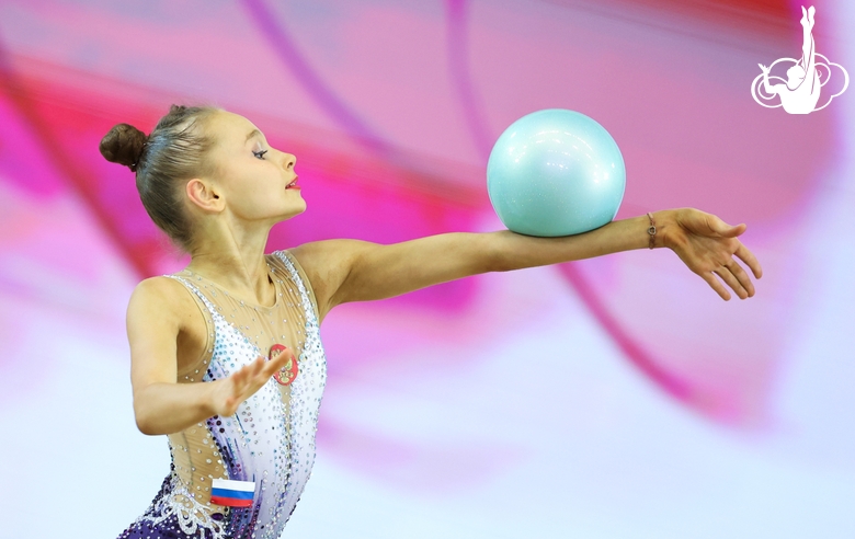 Yana Zaikina during the ball exercise