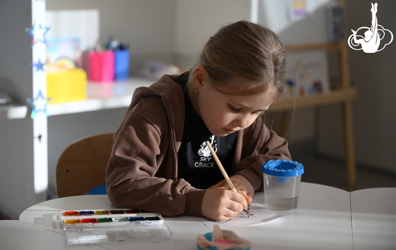 Юная гимнастка во время творческого занятия