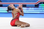 Каролина Тарасова во время упражнения с мячом