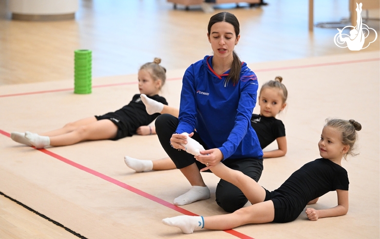 Тренер Елизавета Чернова с юными гимнастками во время занятия