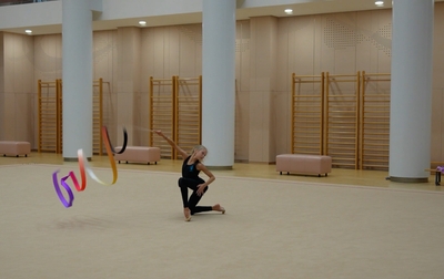 Алина Кабаева показывает Еве Кононовой, как сделать начало упражнения с лентой красивым и выразительным