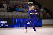 Александра Борисова во время упражнения с булавами