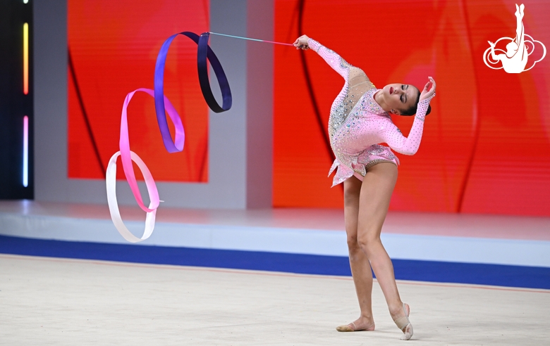 Alina Harnasko during the ribbon exercise