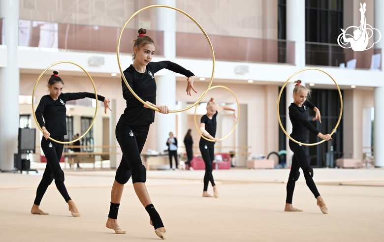 Групповички Академии во время тренировки под руководством тренера Лауры Акосты из Мексики