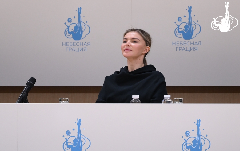 Олимпийская чемпионка Алина Кабаева во время тренировки гимнасток Академии