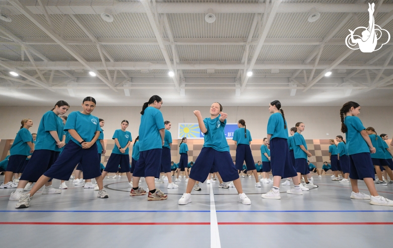 Alla Dukhova's dance studio TODES intensive course participants during a flash mob