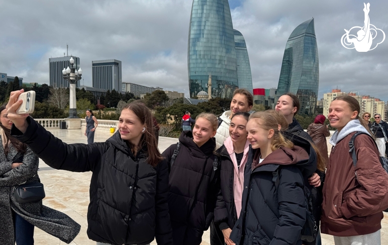 Групповички-сениорки и специалисты Академии отправились на прогулку по Баку