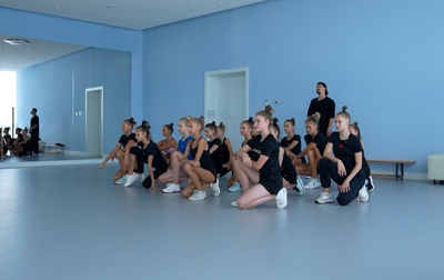 A fragment of a gymnast's class with Artur Nureev, the choreographer of Alla Dukhova TODES dance studio