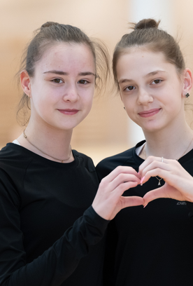 Групповички Дарья Мельник и Арина Лысенко приехали на просмотр в Академию