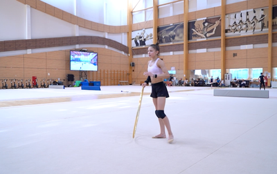 During a training session in Novogorsk, Alina Kabaeva suggested to Arina Kovshova from the Novosibirsk Region which musical accents can be emphasized with body movements
