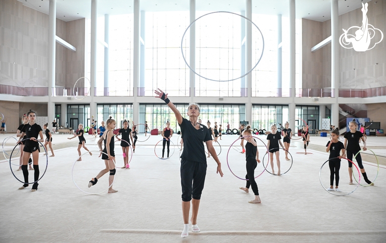 Arina Averina with gymnasts during the master class at the Academy