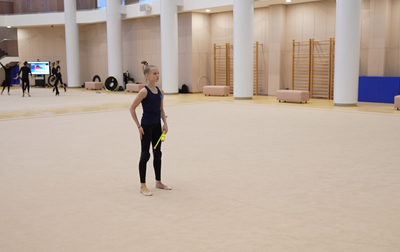 Алина Кабаева вместе с хореографом Натальей Белугиной и тренером Евгенией Елисеевой адаптируют хореографию Евы Кононовой к такту музыки