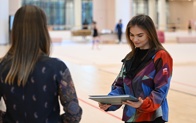 Педагоги Академии сделали подарок олимпийской чемпионке Алине Кабаевой