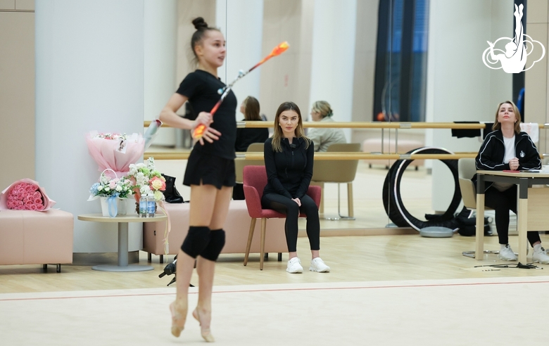 Олимпийская чемпионка Алина Кабаева во время тренировки в Академии