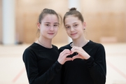 Дарья Мельник и Арина Лысенко во время просмотра в команду групповых упражнений Академии