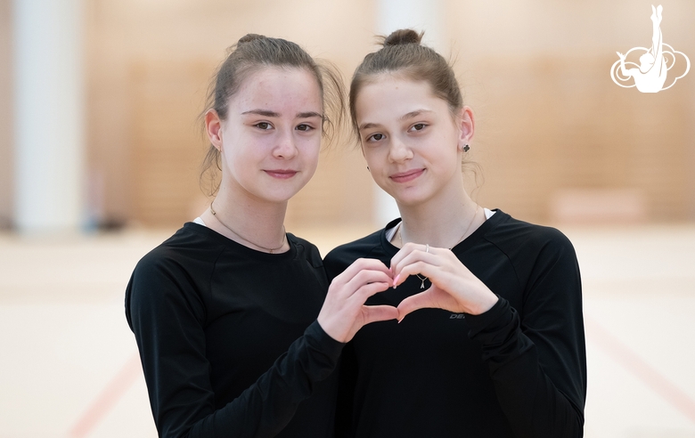 Дарья Мельник и Арина Лысенко во время просмотра в команду групповых упражнений Академии