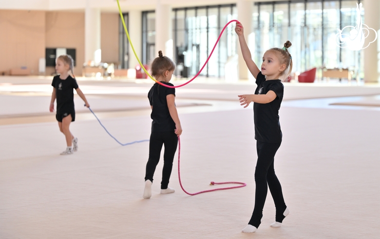 Юные гимнастки во время тренировки