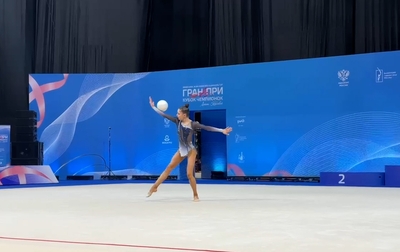 Алина Кабаева подсказывает Арине Ковшовой, что стоит учитывать при выполнении перекатов