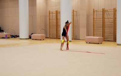 Как эффектно и артистично начать упражнение с лентой?